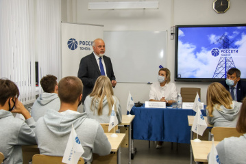 Вице-губернатор Югры провел урок для учеников энергокласса «Россети Тюмень» 