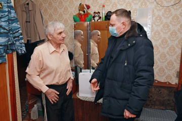 С теплотой и заботой: глава «Россети Тюмень» поздравил с 95-летием подшефного участника Великой Отечественной войны