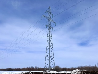 Энергетики установили 30-метровую опору ЛЭП для надежного электроснабжения нефтепромысла