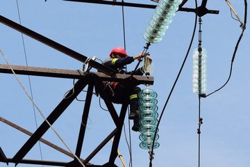 Энергетики в текущем году установили более 3,5 тысяч птицезащитных устройств в Тюменском макрорегионе