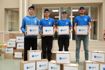 Энергетики Западной Сибири отправили более 5 000 книг и канцелярских принадлежностей детям из ЛНР