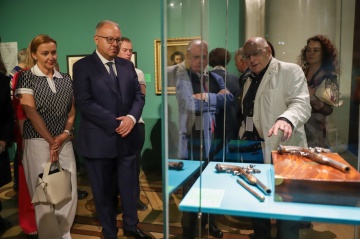 В Николаевском зале Эрмитажа при поддержке Группы «Россети» открылась выставка «К барьеру! Поединки и дуэли от Ахилла до Лифаря»