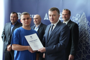 В «Тюменьэнерго» вручили трудовые путевки бойцам студотряда