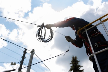 Энергетики демонтировали более 30 километров незаконных линий связи в Тюменской области