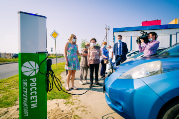 Губернатор Югры посетила новую электрозарядную станцию «Россети Тюмень»