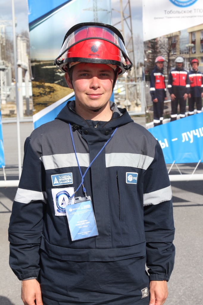 Лесничекно Павел Олегович электромонтер по ремонту ВЛ.JPG