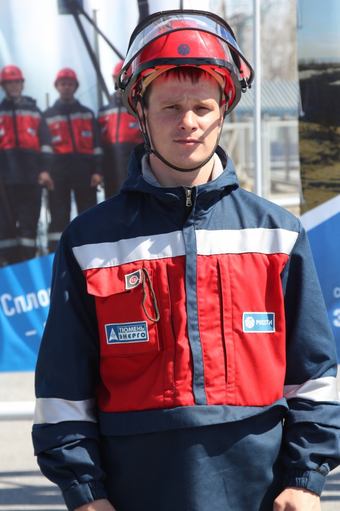 Давыдов Юрий Александрович электромонтер по ремонту ВЛ.JPG