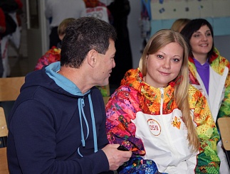 Спорт и труд рядом идут: сотрудница «Тюменьэнерго» Екатерина Садовникова приняла участие в эстафете Олимпийского огня