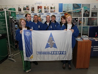 Сборная «Тюменьэнерго» получила кубок друзей городского молодежного фестиваля «На крыло!»
